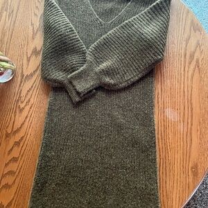 Lush Green V-Neck Sweater with Chunky Knit Texture